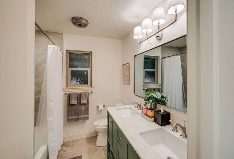 Lakefront Granbury Home W/ Patio, Fire Pit & Dock!