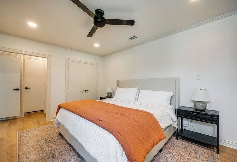 Lakefront Granbury Home W/ Patio, Fire Pit & Dock!