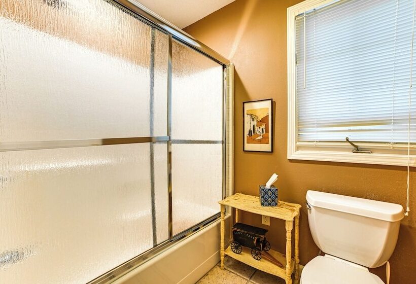 Lakefront Kuttawa Cabin W/ Private Dock & Hot Tub!