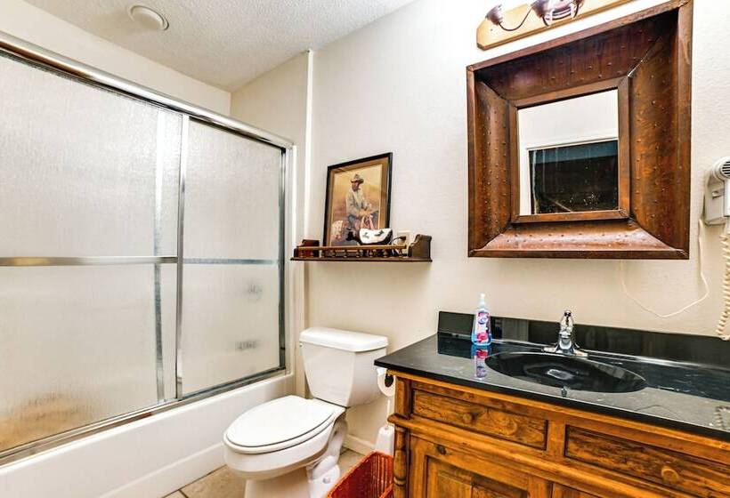 Lakefront Kuttawa Cabin W/ Private Dock & Hot Tub!