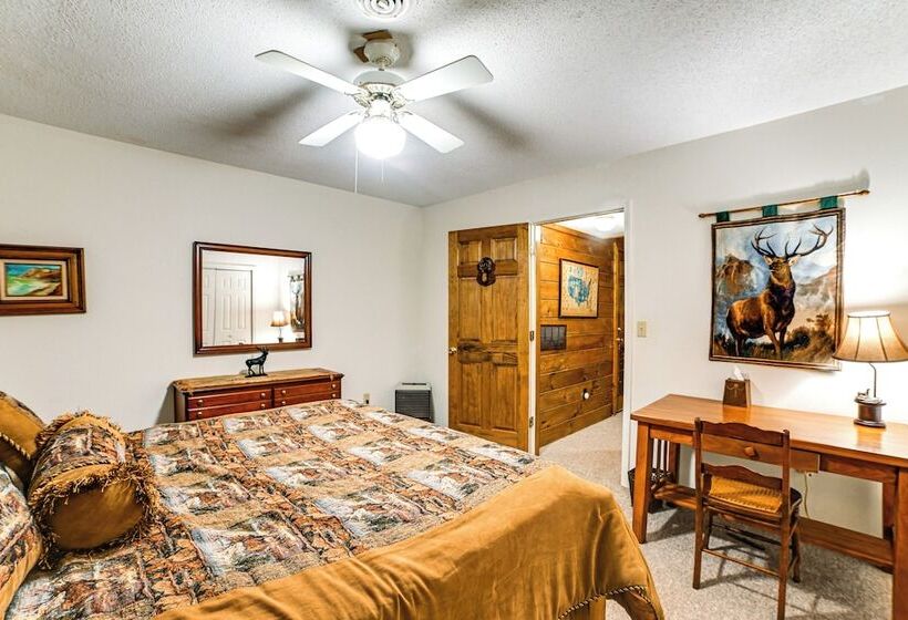 Lakefront Kuttawa Cabin W/ Private Dock & Hot Tub!