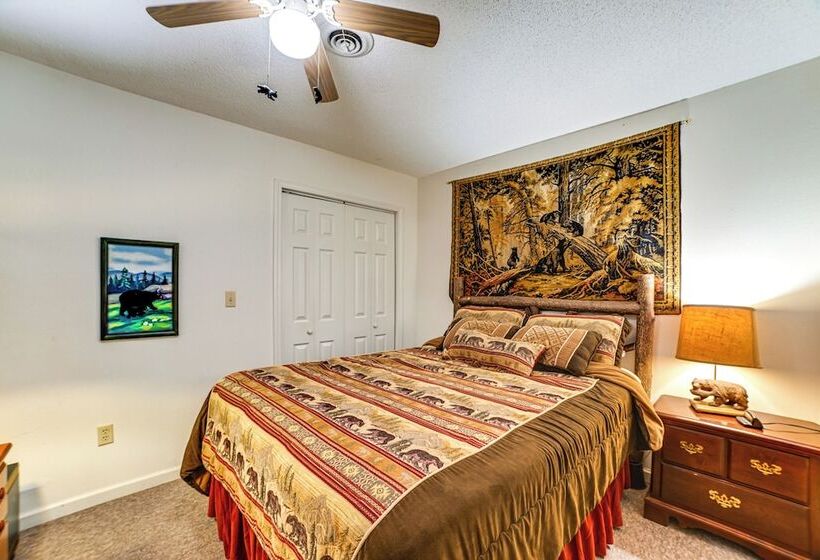 Lakefront Kuttawa Cabin W/ Private Dock & Hot Tub!