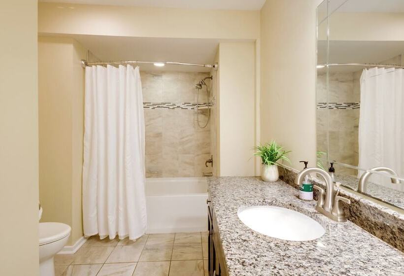 Lakefront Newport News Home, 6 Mi To City Center!