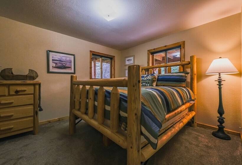 Larch Lodge Secluded Cabin!