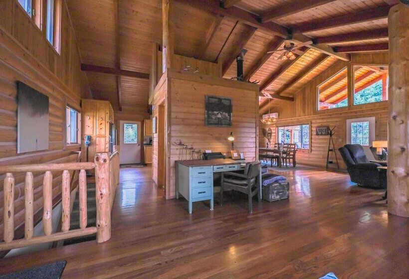 Larch Lodge Secluded Cabin!