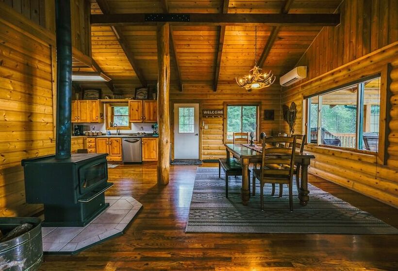 Larch Lodge Secluded Cabin!