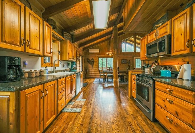 Larch Lodge Secluded Cabin!