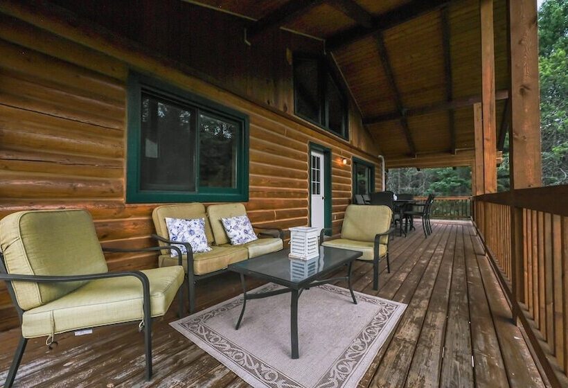 Larch Lodge Secluded Cabin!