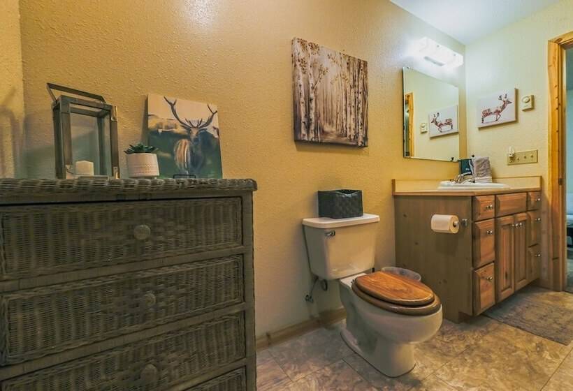 Larch Lodge Secluded Cabin!