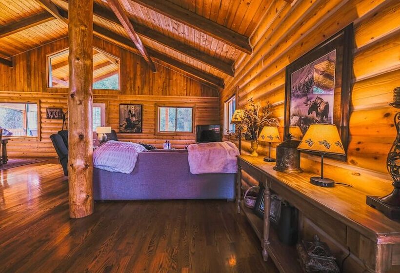Larch Lodge Secluded Cabin!