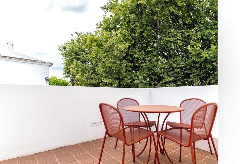 Limehome Evora Largo Dos Penedos