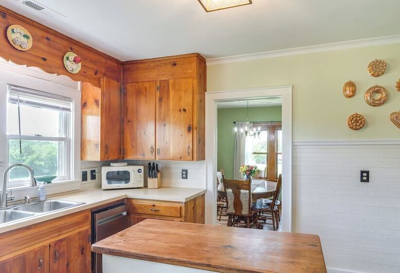 Milton Valley Stay  W/ Valley View & Porch Swing!