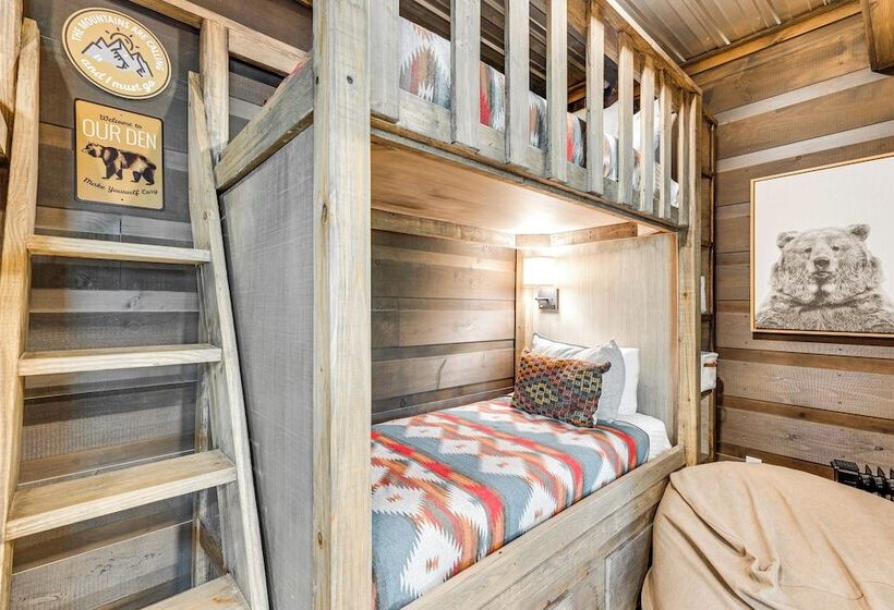 2 Decks, Grill, Hot Tub: Mountain Cabin In Murphy