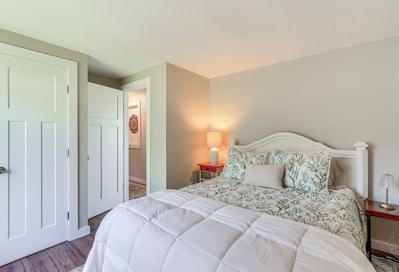 Old Saybrook Home W/ Screened Porch & Ocean View!