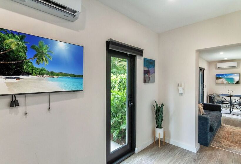 Palm Paradise Retreat Sleeps 4