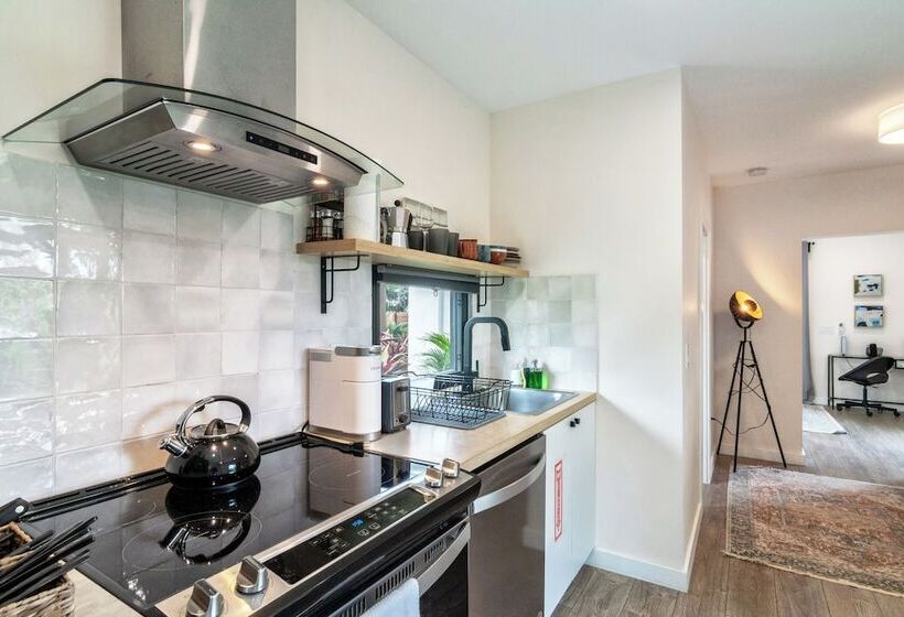 Palm Paradise Retreat Sleeps 4