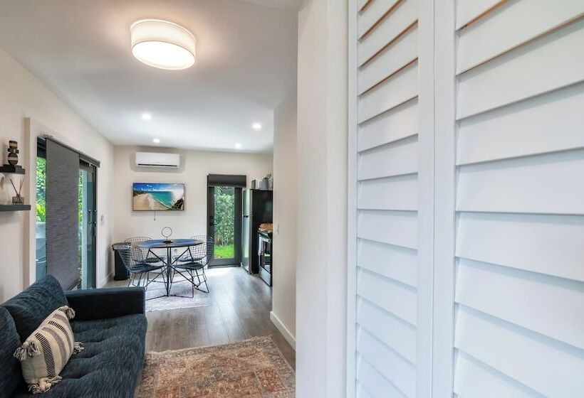 Palm Paradise Retreat Sleeps 4