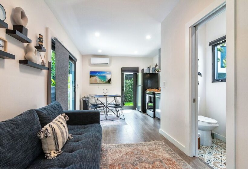 Palm Paradise Retreat Sleeps 4