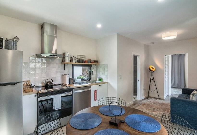 Palm Paradise Retreat Sleeps 4