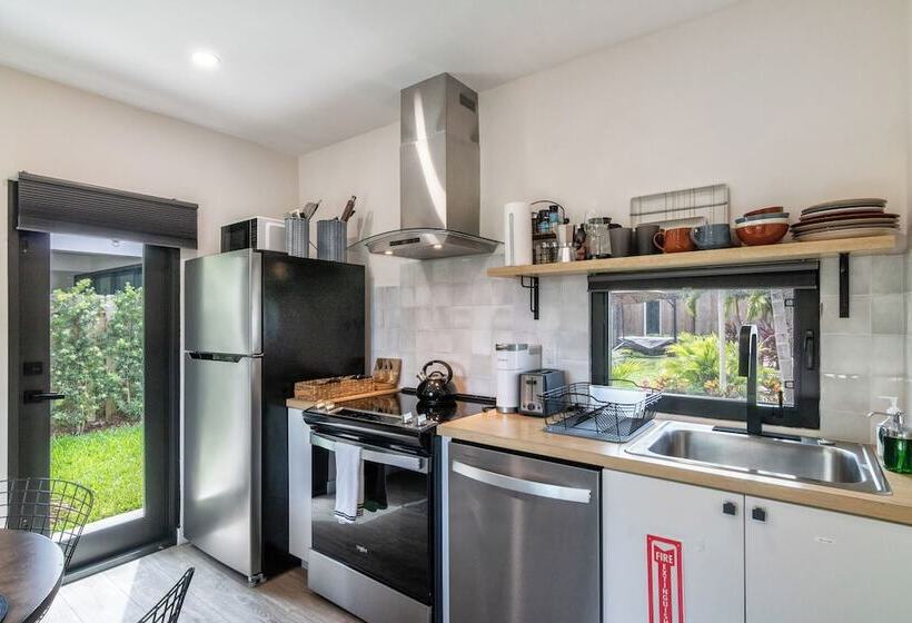 Palm Paradise Retreat Sleeps 4