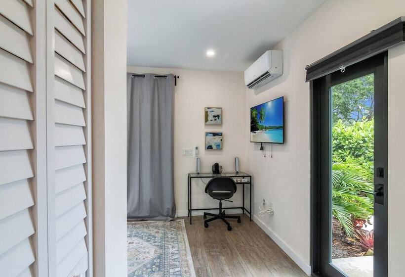 Palm Paradise Retreat Sleeps 4