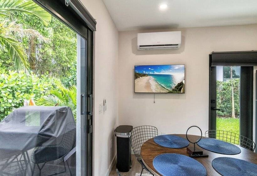 Palm Paradise Retreat Sleeps 4