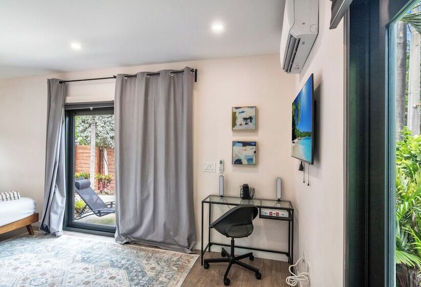 Palm Paradise Retreat Sleeps 4