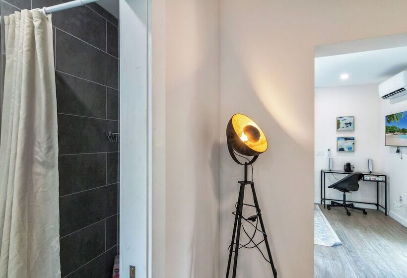 Palm Paradise Retreat Sleeps 4