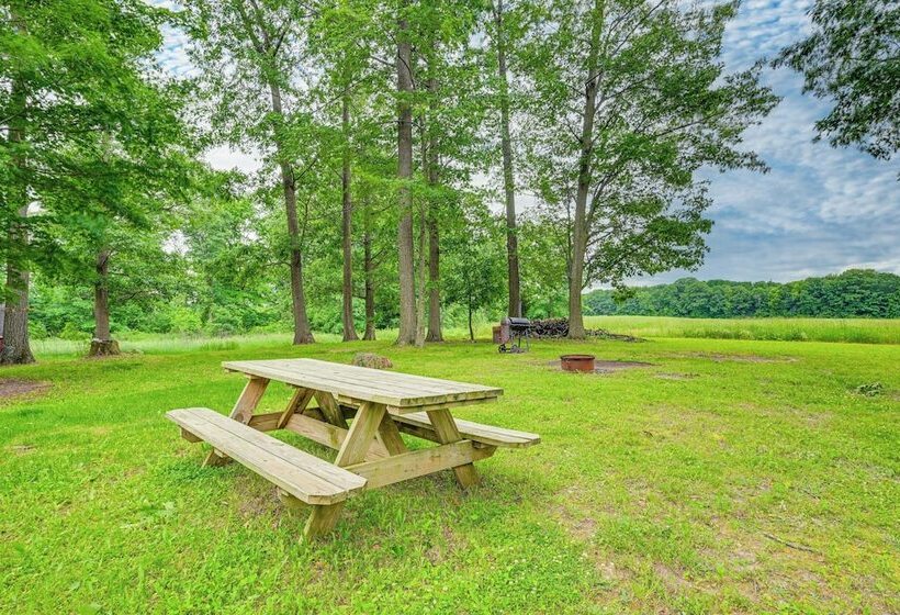 Walk To Coldwater Lake: Peaceful Weidman Retreat