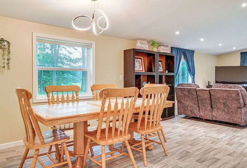 Walk To Coldwater Lake: Peaceful Weidman Retreat