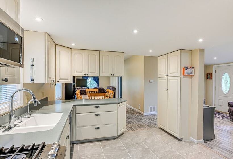 Walk To Coldwater Lake: Peaceful Weidman Retreat