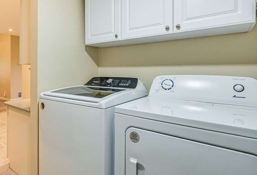 Walk To Coldwater Lake: Peaceful Weidman Retreat