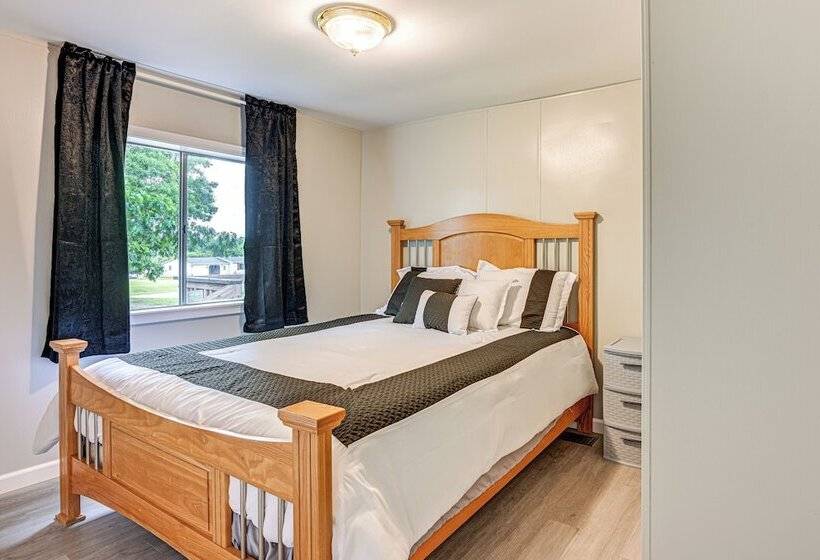 Walk To Coldwater Lake: Peaceful Weidman Retreat