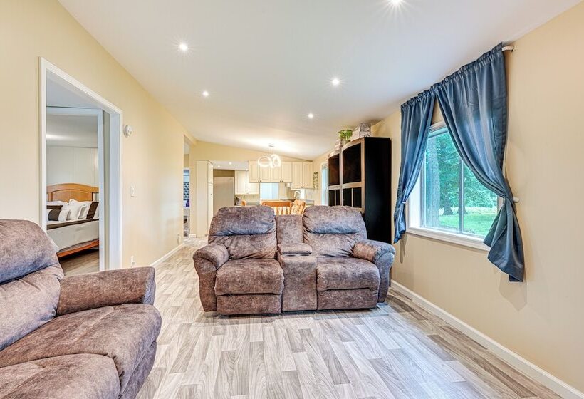 Walk To Coldwater Lake: Peaceful Weidman Retreat