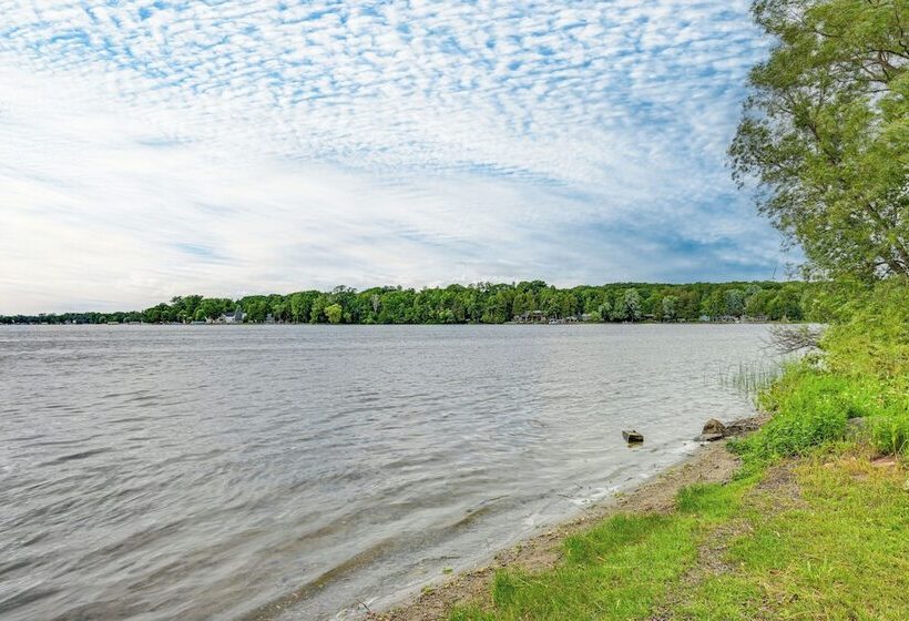 Walk To Coldwater Lake: Peaceful Weidman Retreat