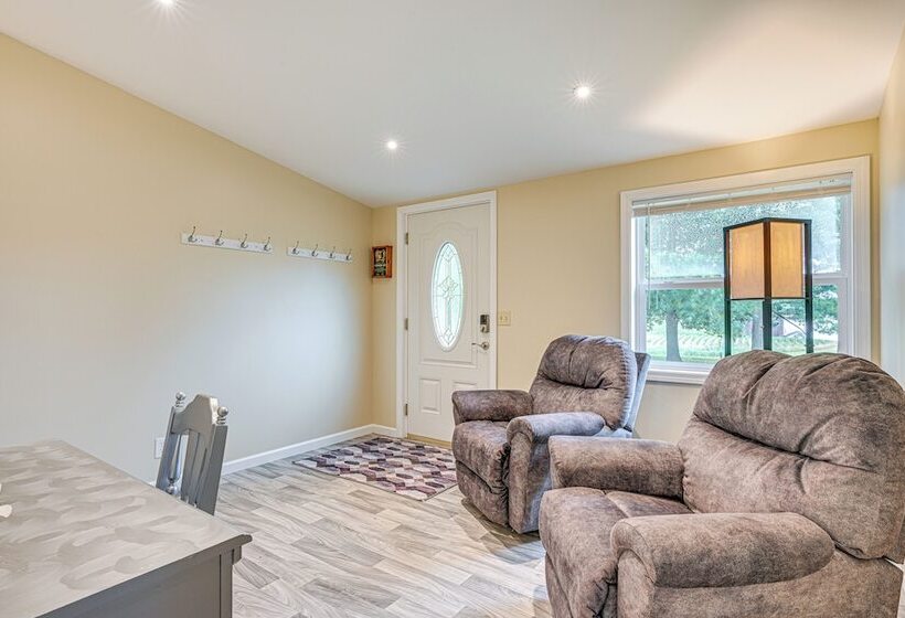 Walk To Coldwater Lake: Peaceful Weidman Retreat