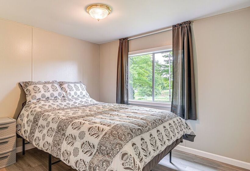 Walk To Coldwater Lake: Peaceful Weidman Retreat