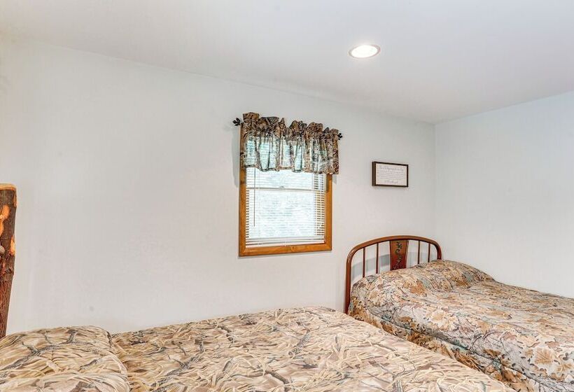 Pennsylvania Cabin Hideaway: Hot Tub & Deck!