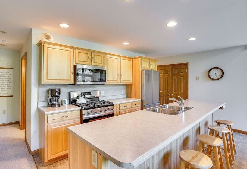 Pennsylvania Cabin Hideaway: Hot Tub & Deck!