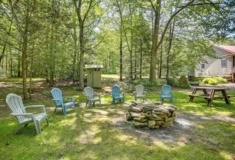 Pennsylvania Cabin Hideaway: Hot Tub & Deck!