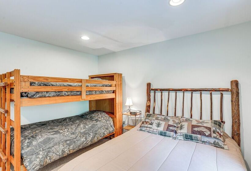 Pennsylvania Cabin Hideaway: Hot Tub & Deck!