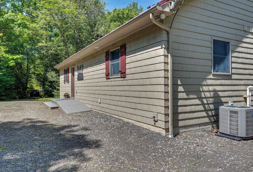Pennsylvania Cabin Hideaway: Hot Tub & Deck!
