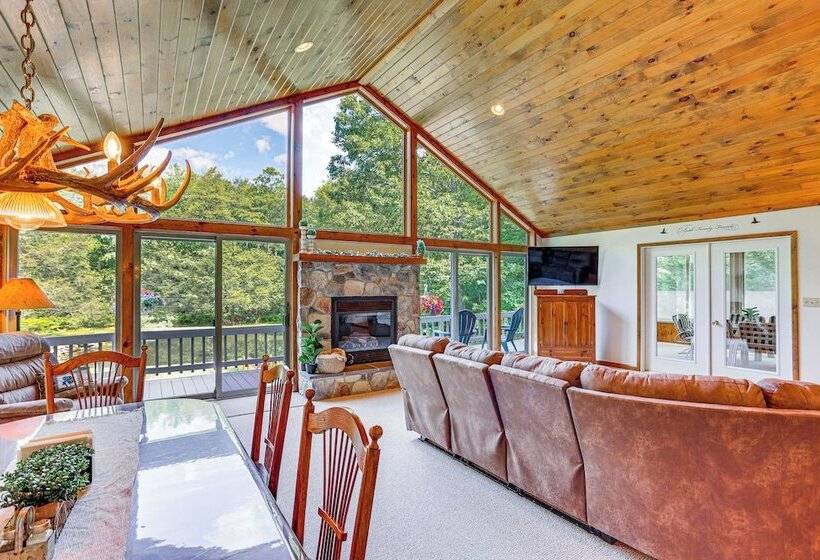 Pennsylvania Cabin Hideaway: Hot Tub & Deck!