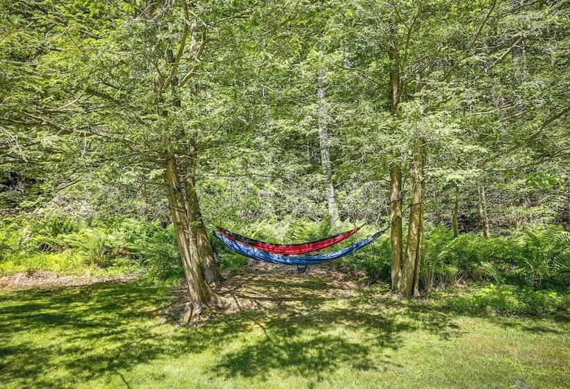Pennsylvania Cabin Hideaway: Hot Tub & Deck!