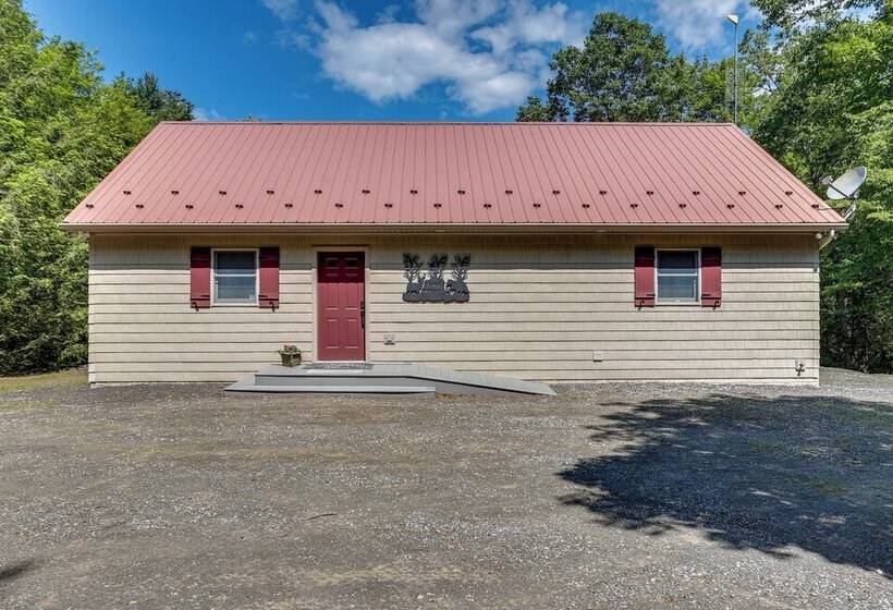 Pennsylvania Cabin Hideaway: Hot Tub & Deck!