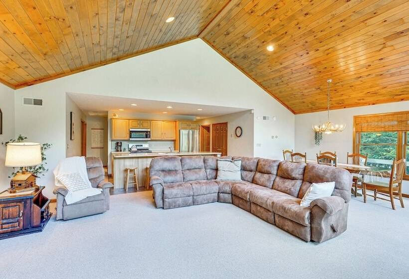 Pennsylvania Cabin Hideaway: Hot Tub & Deck!