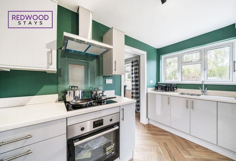 פנסיון Link Road House By Redwood Stays