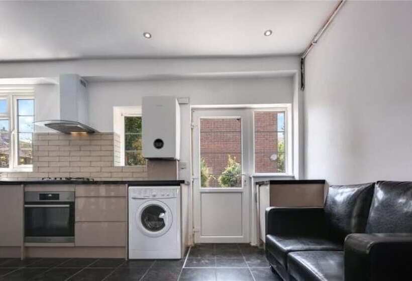 Пансион Room In Guest Room Limehouse Townhomes Modern Spacious Double Room