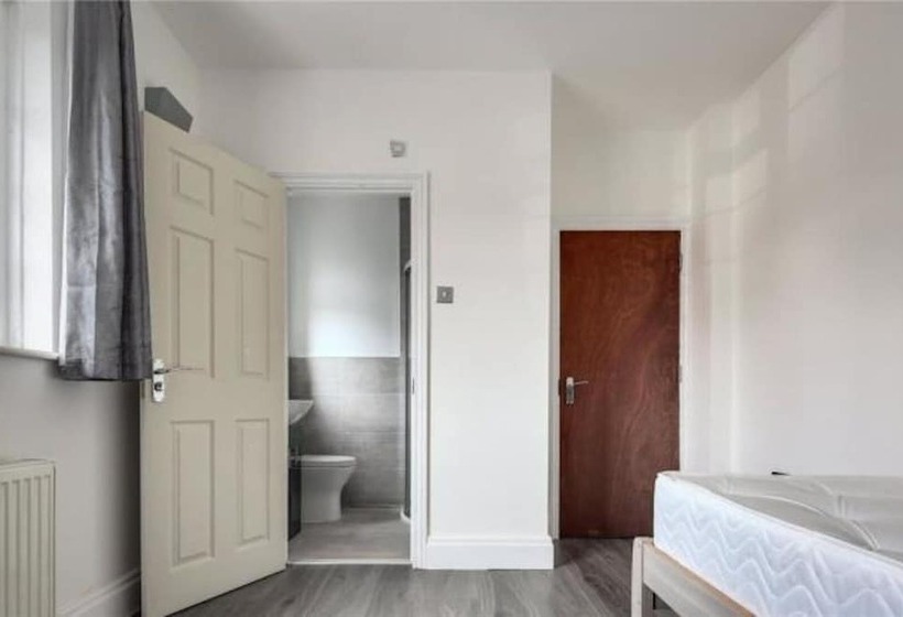 Пансион Room In Guest Room Limehouse Townhomes Modern Spacious Double Room