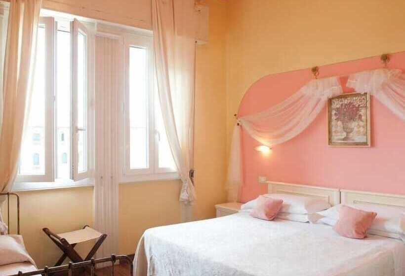 پانسیون Room In Guest Room   Viareggio Rooms Facing The Sea